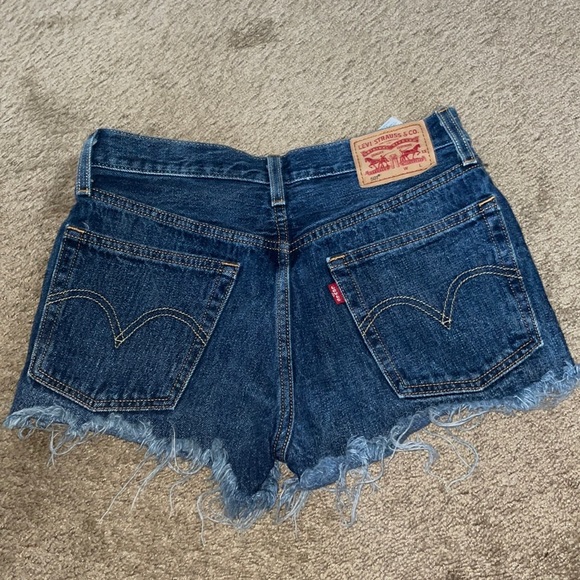 Dark wash Levi’s 501 shorts - Picture 2 of 3
